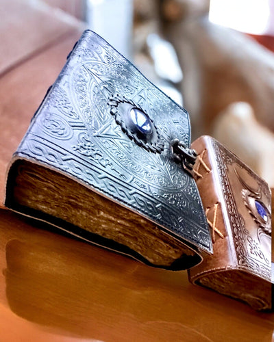 Journal Premium, Motif Antique, Carnet en Cuir "Chronique Magique" 200 pages, 2 variantes au choix, personnalisation par gravure