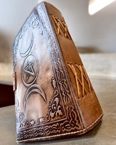 Journal Premium, Motif Antique, Carnet en Cuir "Chronique Magique" 200 pages, 2 variantes au choix, personnalisation par gravure