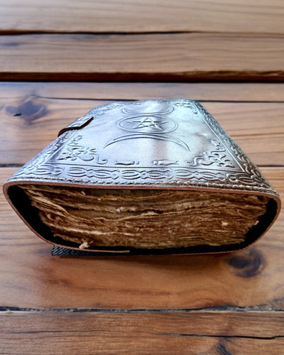 Journal Premium, Motif Antique, Carnet en Cuir "Chronique Magique" 200 pages, 2 variantes au choix, personnalisation par gravure