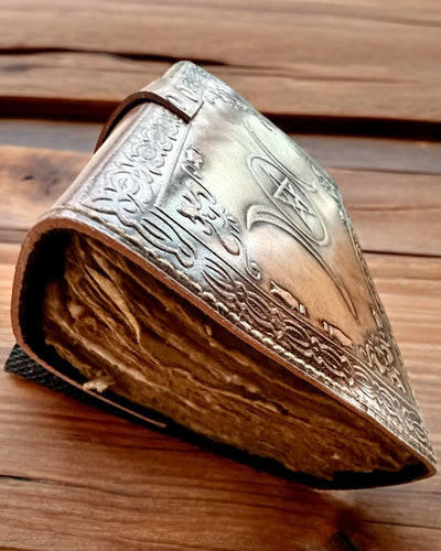 Journal Premium, Motif Antique, Carnet en Cuir "Chronique Magique" 200 pages, 2 variantes au choix, personnalisation par gravure