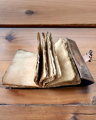 Journal Premium, Motif Antique, Carnet en Cuir "Chronique Magique" 200 pages, 2 variantes au choix, personnalisation par gravure