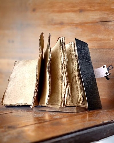 Journal Premium, Motif Antique, Carnet en Cuir "Chronique Magique" 200 pages, 2 variantes au choix, personnalisation par gravure