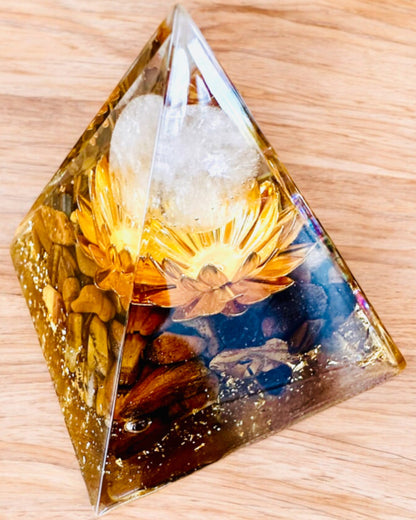 Pyramide Cristalline de Prospérité de la Sphère Cristalline Heureuse, Pierre d'Œil de Tigre, Lotus de Cuivre