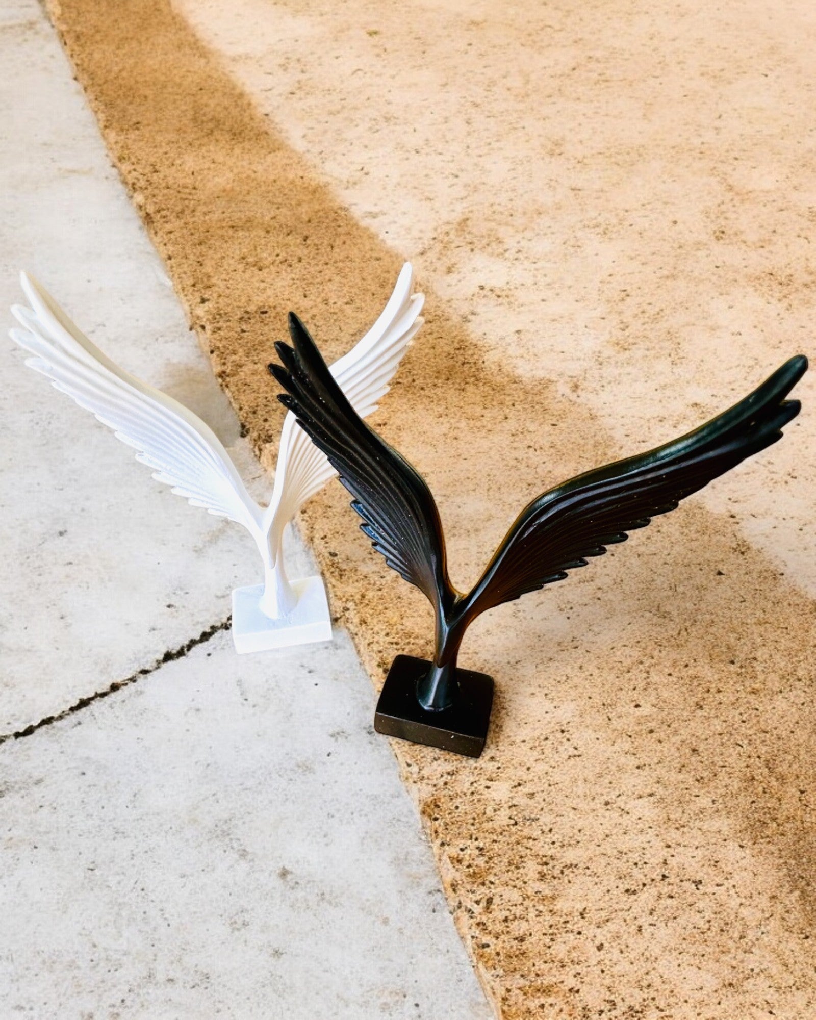 Elegante Engelsflügel-Figur 15 cm hoch – "Geflügelte Wächter", personalisierbar mit Gravur als Geschenk, Personalisierung, 2 Farbvarianten