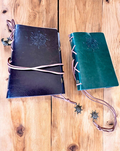 Carnet de Notes Nautique Vintage Taille A6 ou A7 - avec Motif de Boussole et Pages à Roulement - Disponible en différentes Variantes de Couleurs, possibilité de gravure