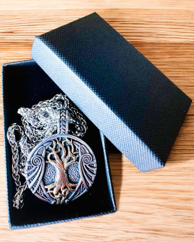 Ketting "Levensboom" van roestvrij staal met personalisatie, met het symbool Aegishjalmur, (Helm van Ontzag)