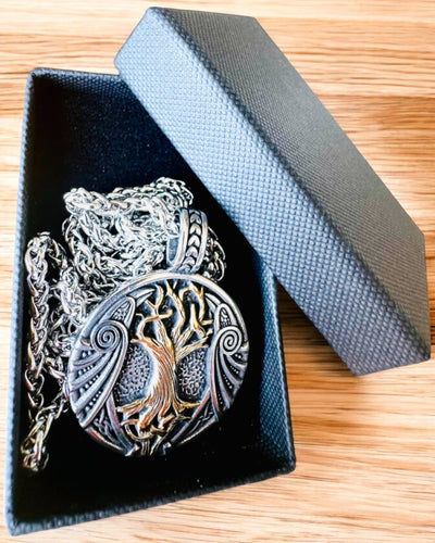Ketting "Levensboom" van roestvrij staal met personalisatie, met het symbool Aegishjalmur, (Helm van Ontzag)