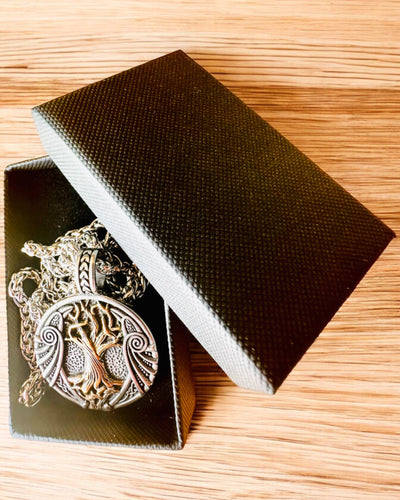 Ketting "Levensboom" van roestvrij staal met personalisatie, met het symbool Aegishjalmur, (Helm van Ontzag)