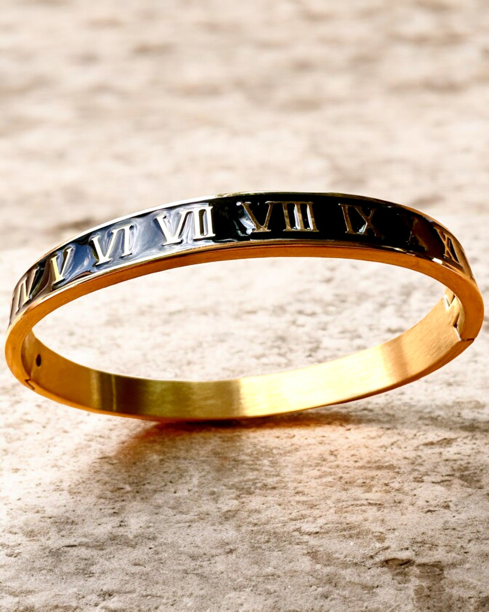Bracelet "Czas Elegancji" - couleur or Acier Inoxydable avec Chiffres Romains, possibilité de personnalisation par gravure