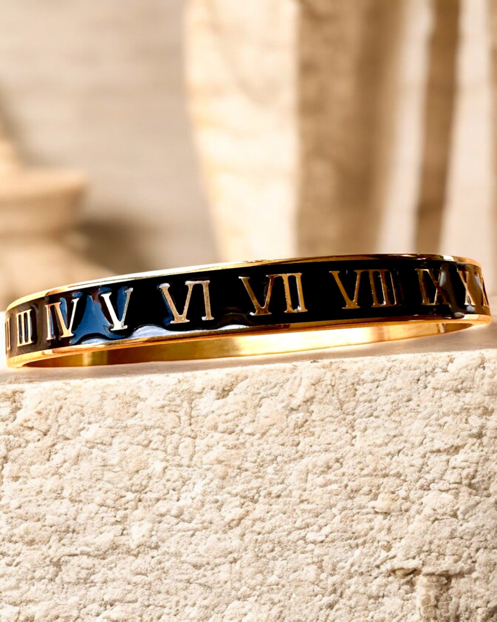 Bracelet "Czas Elegancji" - couleur or Acier Inoxydable avec Chiffres Romains, possibilité de personnalisation par gravure