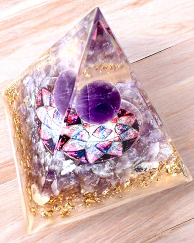 Orgonitische Energetische Piramide "Amethyst Star" met amethistkristallen