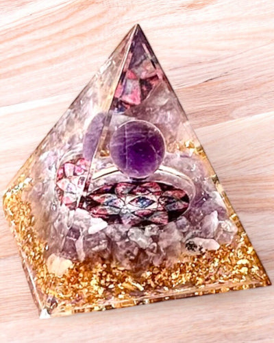 Orgonitische Energetische Piramide "Amethyst Star" met amethistkristallen