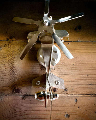 Metalowy Model Helikoptera „SkyRider” – Regulowany Stojak Biurkowy z personalizacją grawerem na prezent