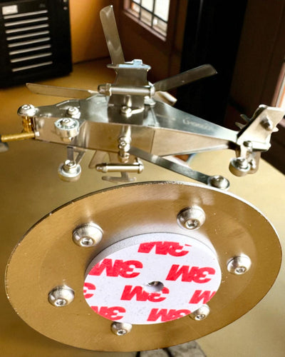 Metalowy Model Helikoptera „SkyRider” – Regulowany Stojak Biurkowy z personalizacją grawerem na prezent