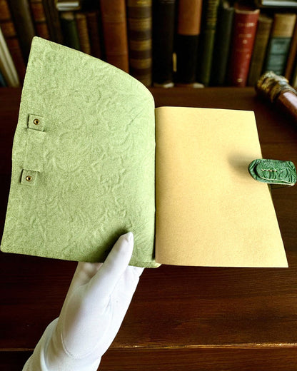 Carnet en Cuir Vintage « Floralis » – embossé à la main, 400 pages, possibilité de gravure, 2 variantes