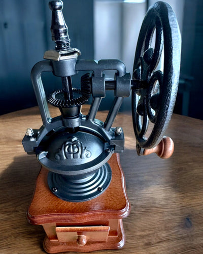 Retro młynek do kawy „Vintage Café” 27 cm wysokości, z możliwością personalizacji grawerem na prezent