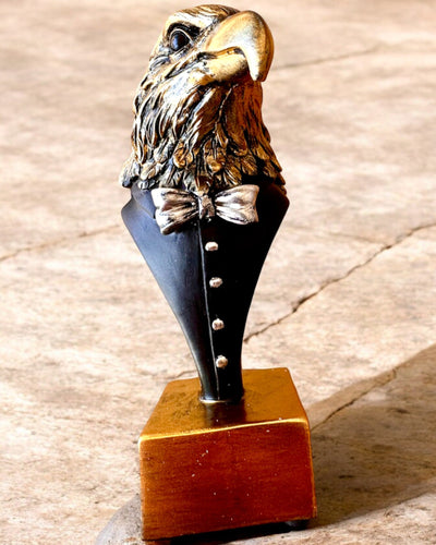 Beeldje van de Adelaarskop Büffel Warden – in Elegante Rokjas met Gravure-optie als cadeau