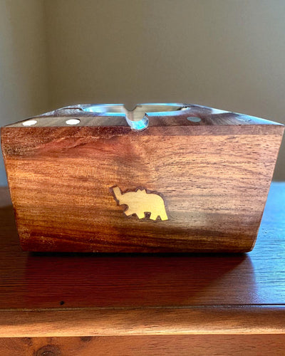 Rhino – Handcrafted ashtray made of Shisham wood and brass, 11 cm wide, customizable with engraving