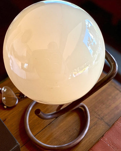 Boule de billard sur un socle en laiton, possibilité de personnalisation avec gravure pour cadeau