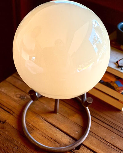 Boule de billard sur un socle en laiton, possibilité de personnalisation avec gravure pour cadeau