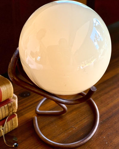 Boule de billard sur un socle en laiton, possibilité de personnalisation avec gravure pour cadeau