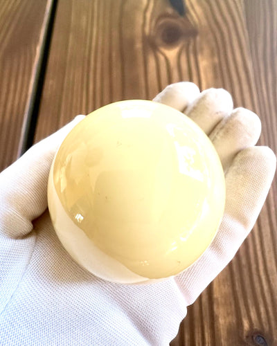 Boule de billard sur un socle en laiton, possibilité de personnalisation avec gravure pour cadeau