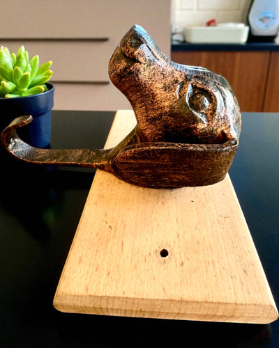 Messinghaken Hund Freund, handgefertigt, Möglichkeit der Personalisierung mit Gravur auf Holz