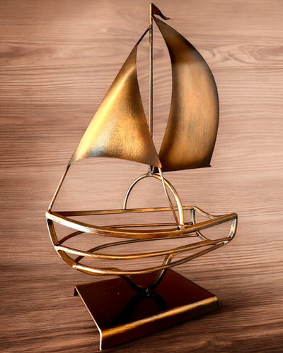 Metalen Wijnrek 45 cm hoog, "Zeilende Fantasie" - in de Vorm van een Zeilschip met de Mogelijkheid tot Graveren als cadeau