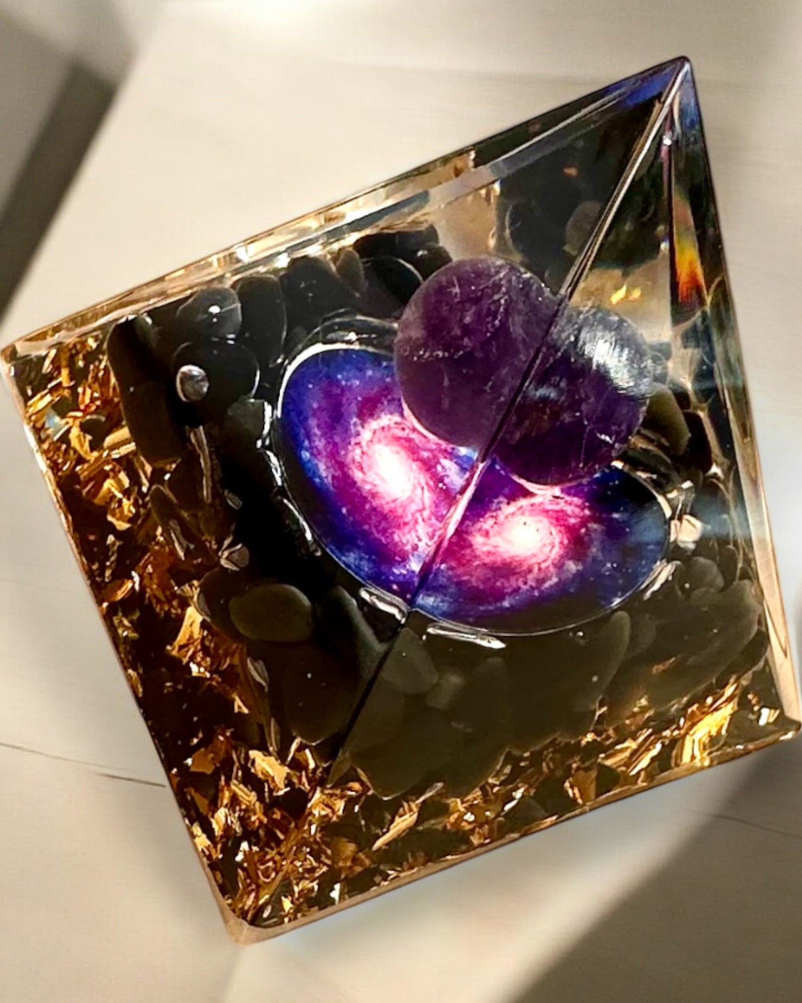 Orgonitische Energiepiramide van Kosmische Energie - Amulet met Amethist en Spaanders