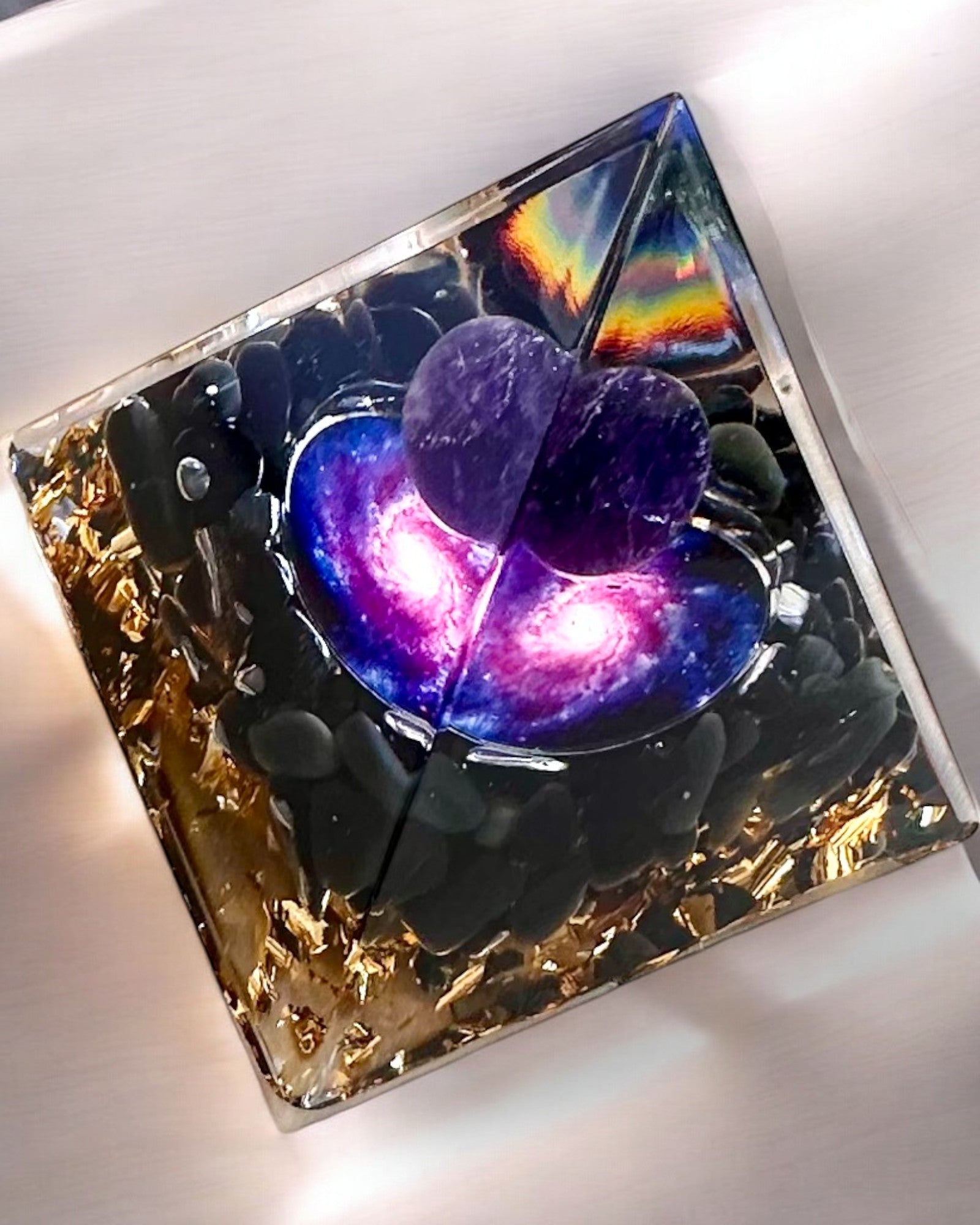 Orgonitische Energiepiramide van Kosmische Energie - Amulet met Amethist en Spaanders