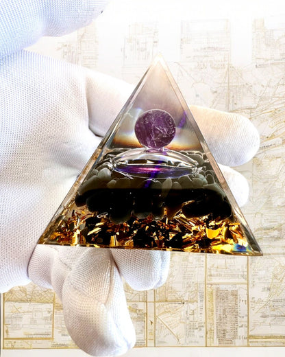 Orgonitische Energiepiramide van Kosmische Energie - Amulet met Amethist en Spaanders