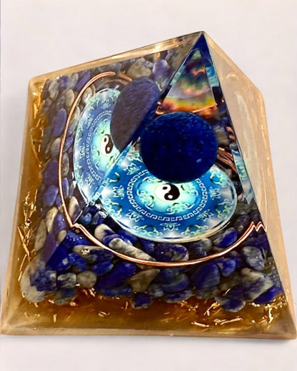 Orgonitische Energiepiramide "Zenith" met Lapis Lazuli, ideaal als cadeau