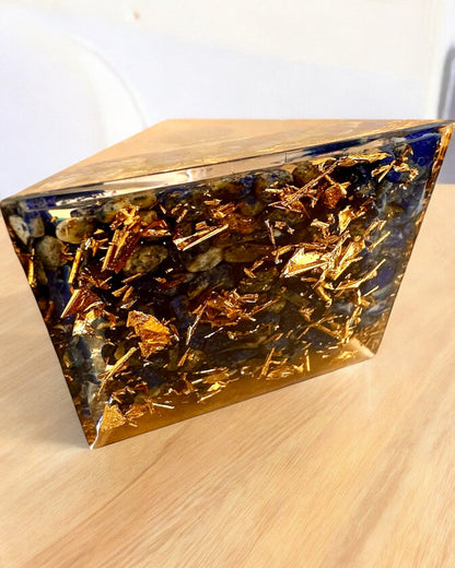 Orgonitische Energiepiramide "Zenith" met Lapis Lazuli, ideaal als cadeau