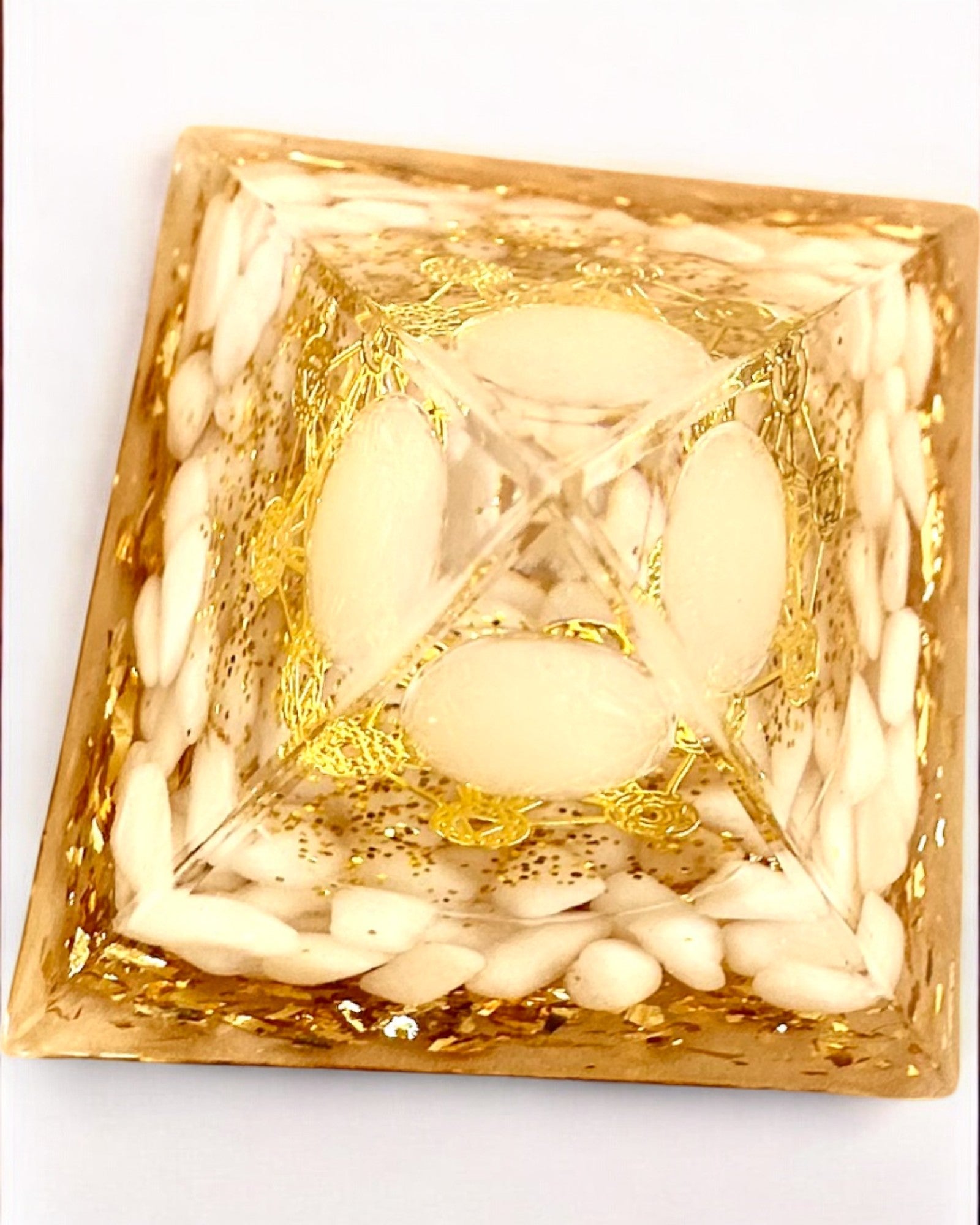 Piramidka Energetyczna orgonitowa Energii z Białymi Kamieniami - "Golden Harmony", idealna na prezent