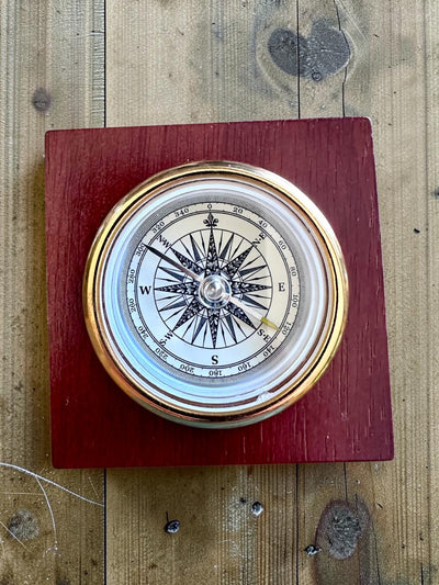 Kompas „Navigator2” - Klassieke elegantie in messing en hout, personalisatie met gravure als cadeau
