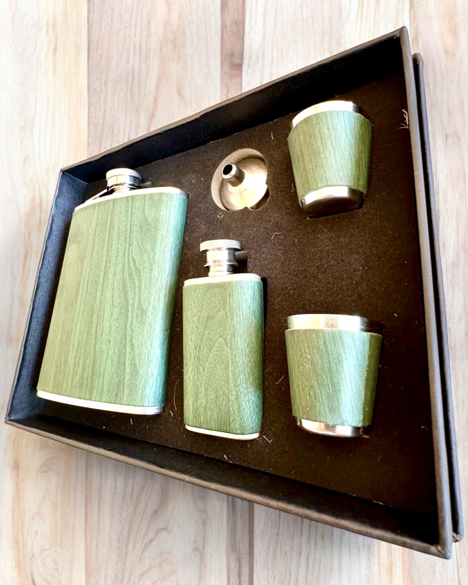 Ensemble de flasques avec verres "Forest Spirit", pour cadeau personnalisation par gravure