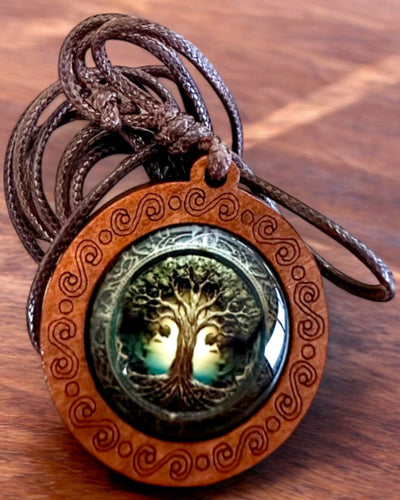 Amulet van het Leven "Stamboom" - Handgemaakte Houten en Glazen Ketting, mogelijkheid tot personalisatie met gravure als cadeau