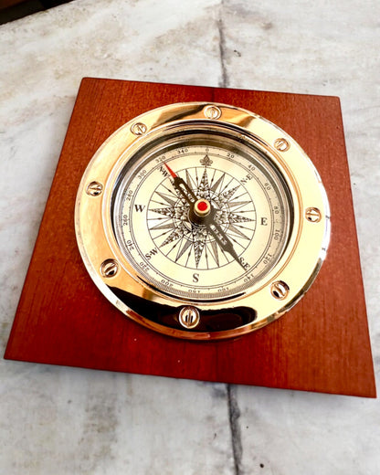 Kompas „Navigator2” - Klassieke elegantie in messing en hout, personalisatie met gravure als cadeau