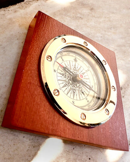 Kompas „Navigator2” - Klassieke elegantie in messing en hout, personalisatie met gravure als cadeau