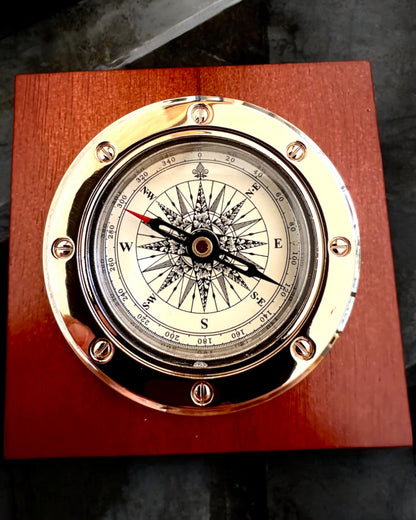 Kompas „Navigator2” - Klassieke elegantie in messing en hout, personalisatie met gravure als cadeau