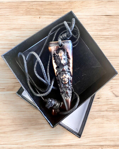 Wilczy Kieł Halskette, Amulett aus Harz - Mystische Kraft der Natur, Möglichkeit zur Personalisierung mit Gravur als Geschenk