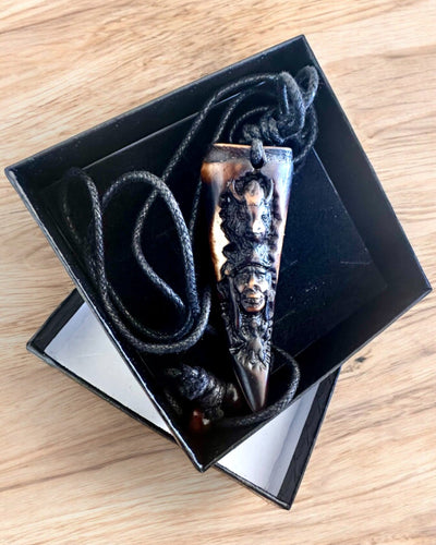 Wilczy Kieł Halskette, Amulett aus Harz - Mystische Kraft der Natur, Möglichkeit zur Personalisierung mit Gravur als Geschenk