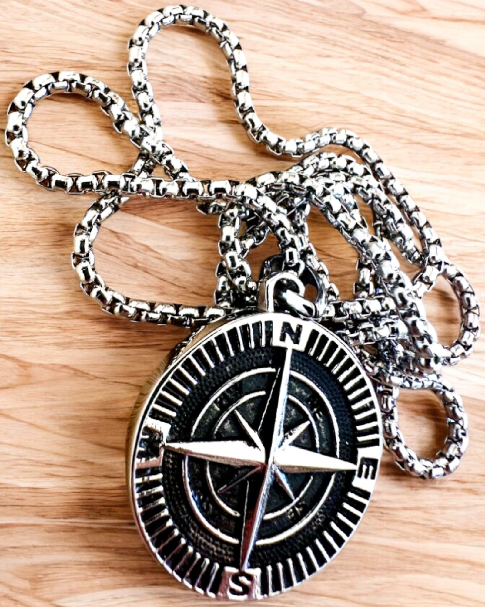 Collier en acier inoxydable Boussole de l'Explorateur, possibilité de personnalisation avec gravure pour cadeau