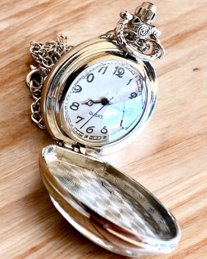 Taschenuhr "CloverTime" mit vierblättrigem Kleeblatt-Motiv, personalisierbar mit Gravur als Geschenk