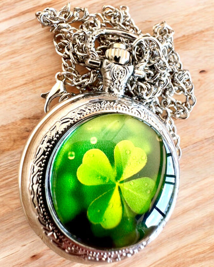 Taschenuhr "CloverTime" mit vierblättrigem Kleeblatt-Motiv, personalisierbar mit Gravur als Geschenk