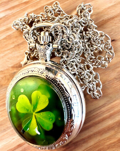 Taschenuhr "CloverTime" mit vierblättrigem Kleeblatt-Motiv, personalisierbar mit Gravur als Geschenk