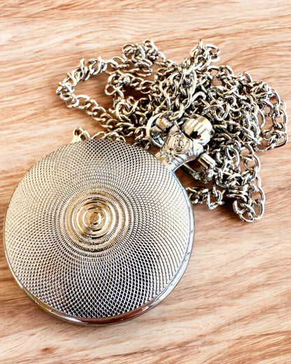 Taschenuhr "CloverTime" mit vierblättrigem Kleeblatt-Motiv, personalisierbar mit Gravur als Geschenk