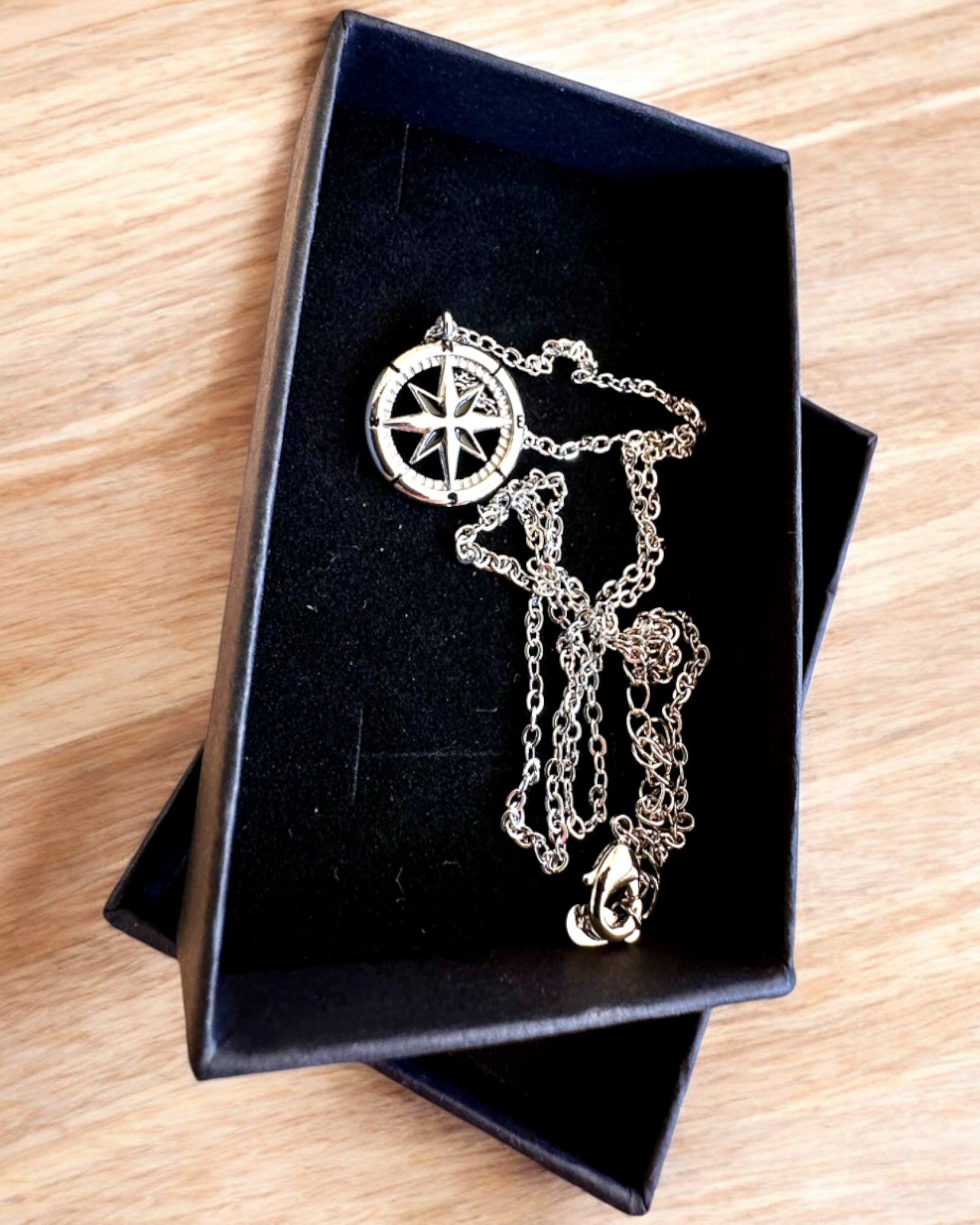 Collier en argent avec un petit symbole - Boussole du "Voyageur", possibilité de personnalisation avec gravure pour cadeau