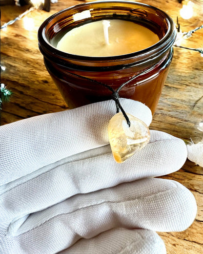 Bougie de soja intentionnelle 250 ml avec pierre naturelle – choisissez votre énergie : Citrine ou Grenat, personnalisation par gravure pour cadeau