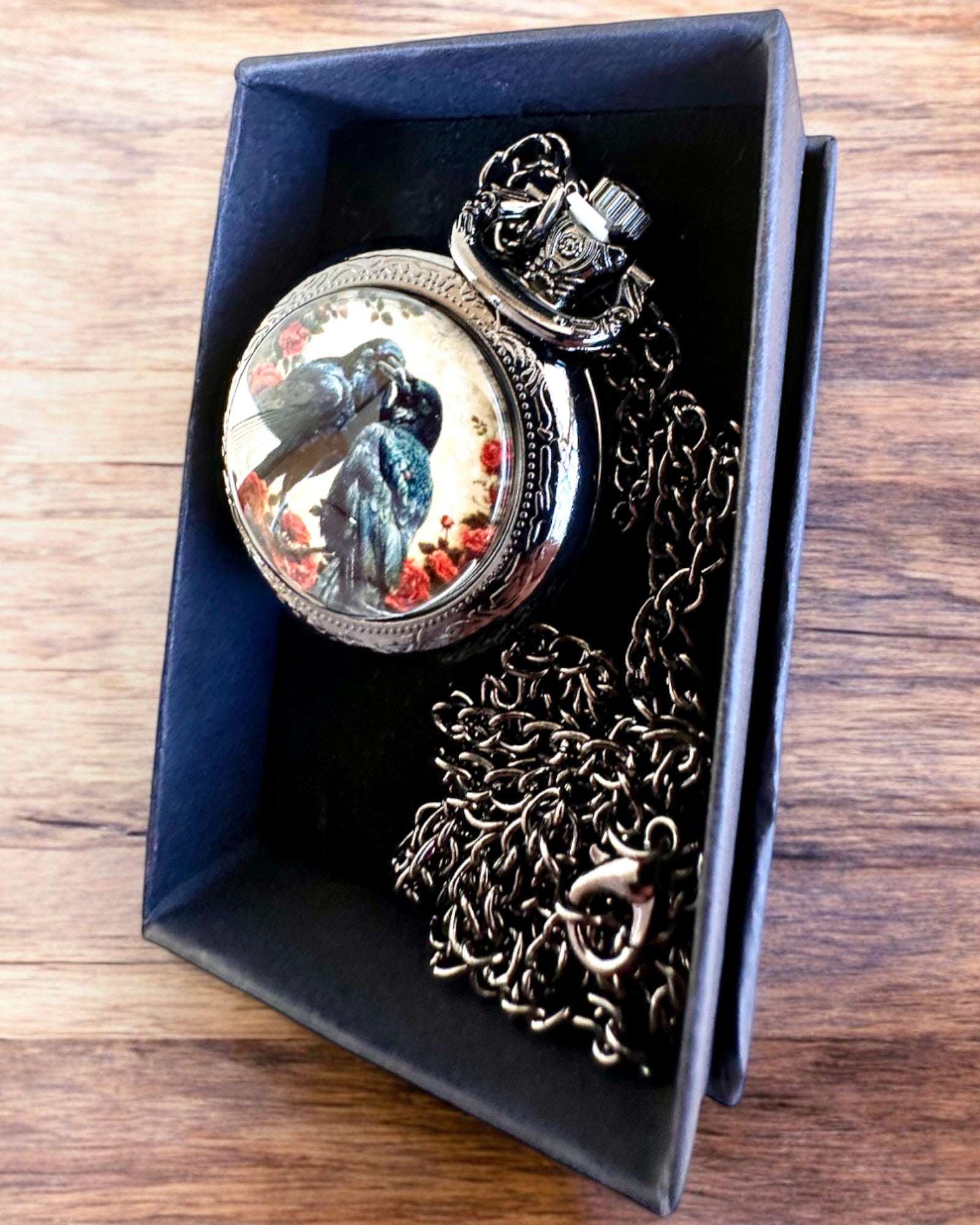 Taschenuhr 'Kuss der Raben' mit Gravur – Personalisierung mit Gravur als Geschenk